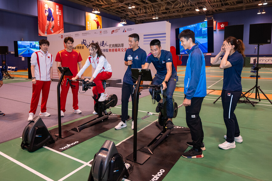 <p>Hong Kong cyclist Lau Wan-yau (middle), guided the national rhythmic gymnastics athlete Wang Lanjing (3rd left) and Hong Kong athletics athlete Chan Ming-tai (3rd right) for competing on the indoor cycling relay.</p>
